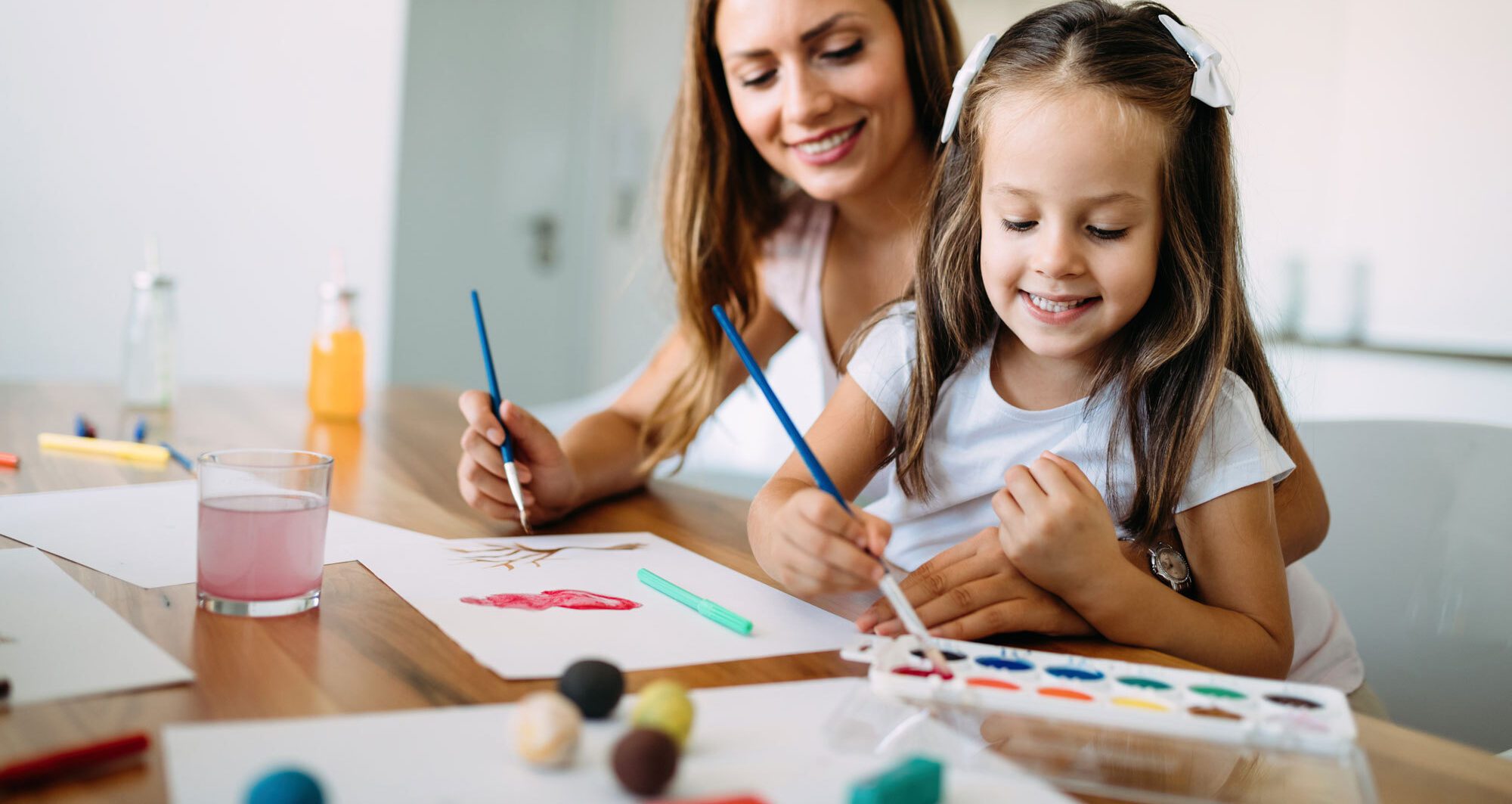 Mom and daughter painting - Virtual Prep of Washington - Tuition-free online public school